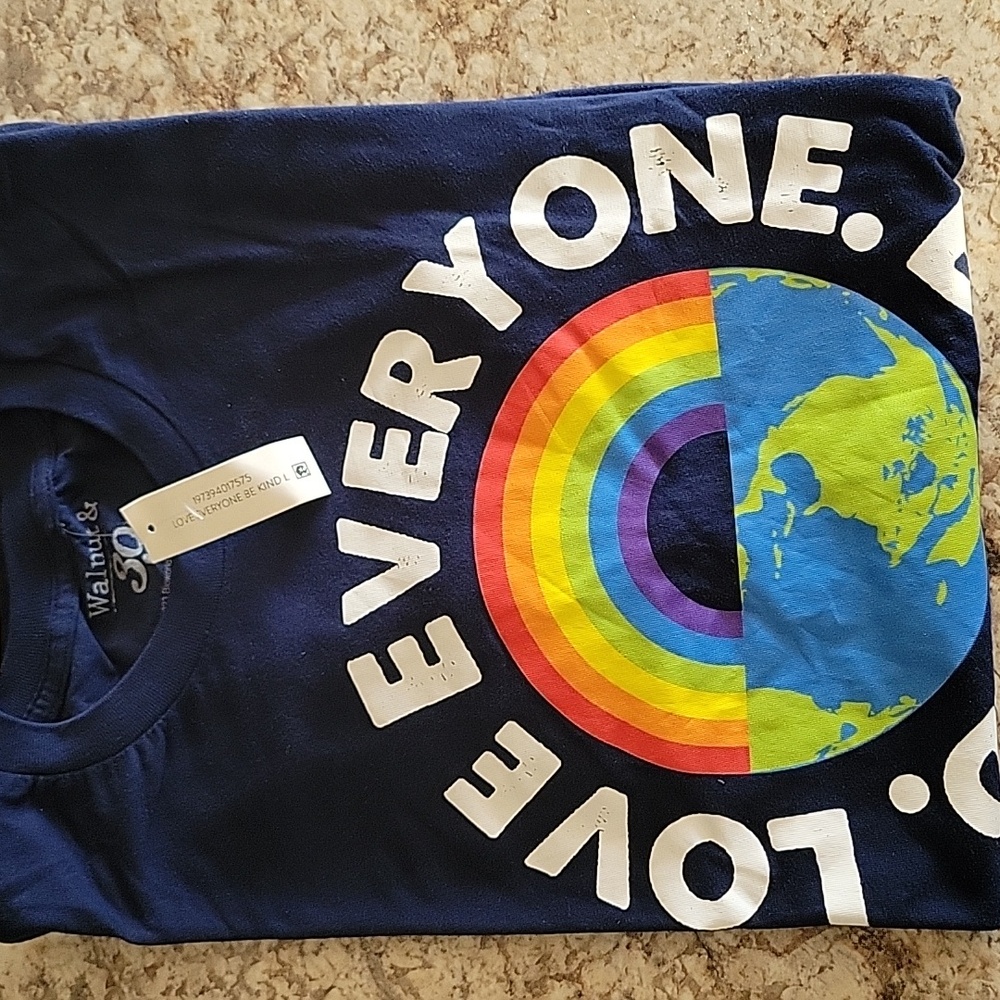 Love Everyone Be Kind T-Shirt NWT ♥️
